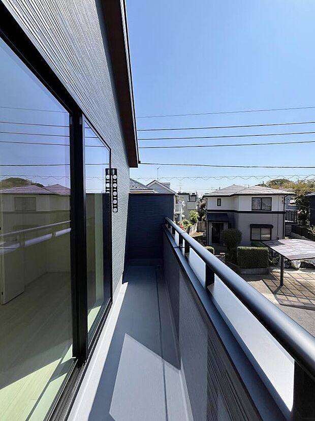 暖かな陽光が降り注ぐバルコニーはお洗濯におすすめ。爽やかな風も心地よいです。 
