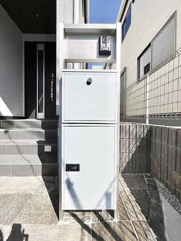 表札・インターホン・ポスト・宅配BOXをひとつに集約。エントランスになじむシンプルデザイン。
