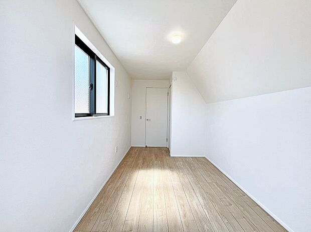 使いやすい形でベットや家具の置き方にも困ることもありません。