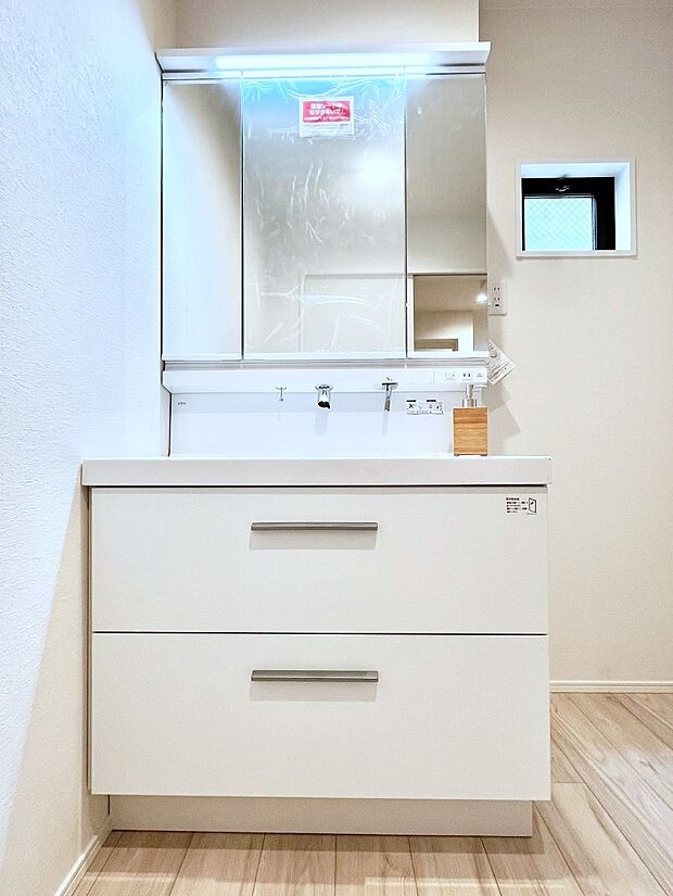 大きく見やすい三面鏡で清潔感ある洗面台は、身だしなみチェックや肌のお手入れにおすすめです。