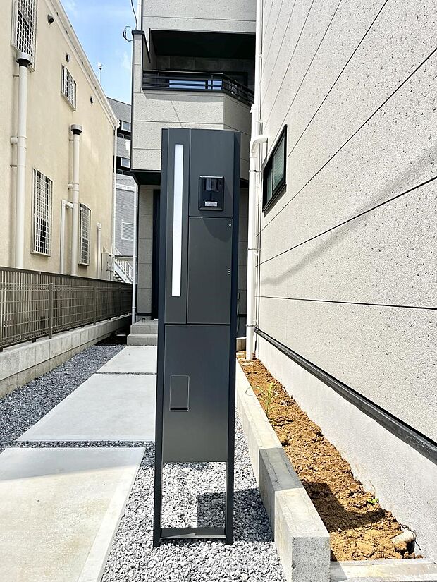 表札・インターホン・ポスト・宅配BOXをひとつに集約。エントランスになじむシンプルデザイン。