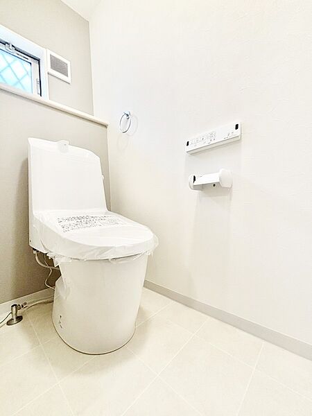 明るく清潔感のあるトイレです。