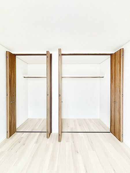 洋室のクローゼット。奥行きがあるので厚手の衣類もすっきり収まります。