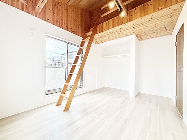 バルコニーが開放感をプラスしてくれる洋室