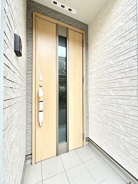 大切な家族、来客を出迎える玄関。