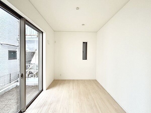 窓からのやさしい光が心地よいプライベートルーム