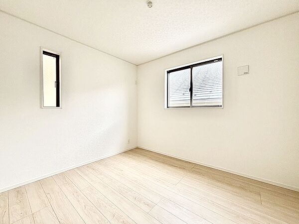 2面採光の洋室。窓から入り込む陽光がお部屋全体を優しく包み込みます！