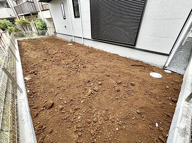 ガーデニングや家庭菜園も楽しめるお庭付き。