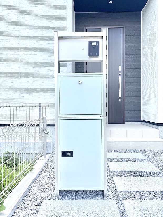 シンプルデザインのポスト。