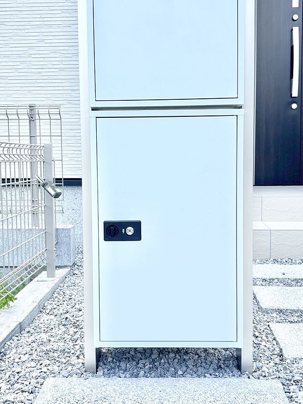 外観「宅配ボックス」 時間を気にせず宅配物をいつでも安全に受け取れます。