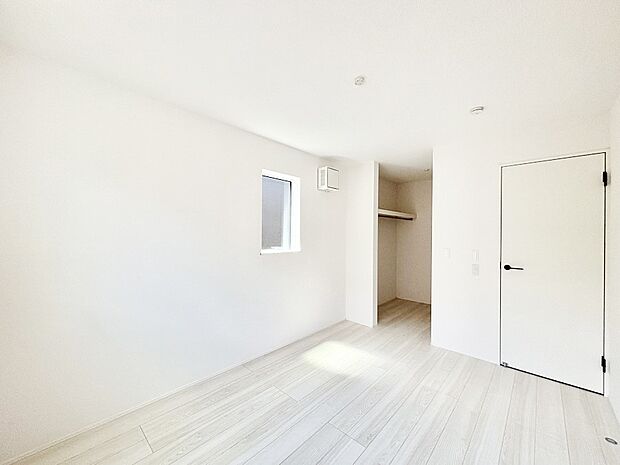 ウォークインクローゼットがあるお部屋!季節ごとの入れ替えも不要で便利です。