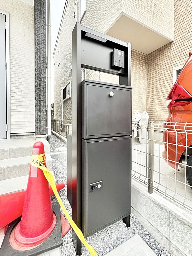 表札・インターホン・ポスト・宅配ＢＯＸをひとつに集約。エントランスになじむシンプルデザイン。