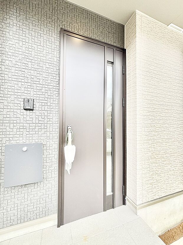 玄関前は雨が降っても濡れにくい屋根付き