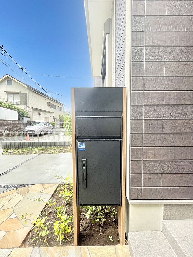 シンプルデザインのポスト。