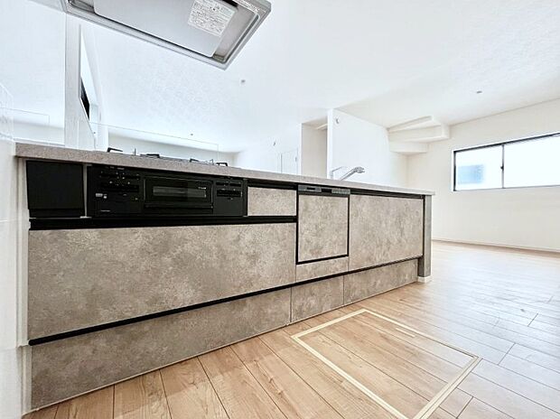 手洗いよりも衛生的で省エネにもなる食洗機標準装備♪