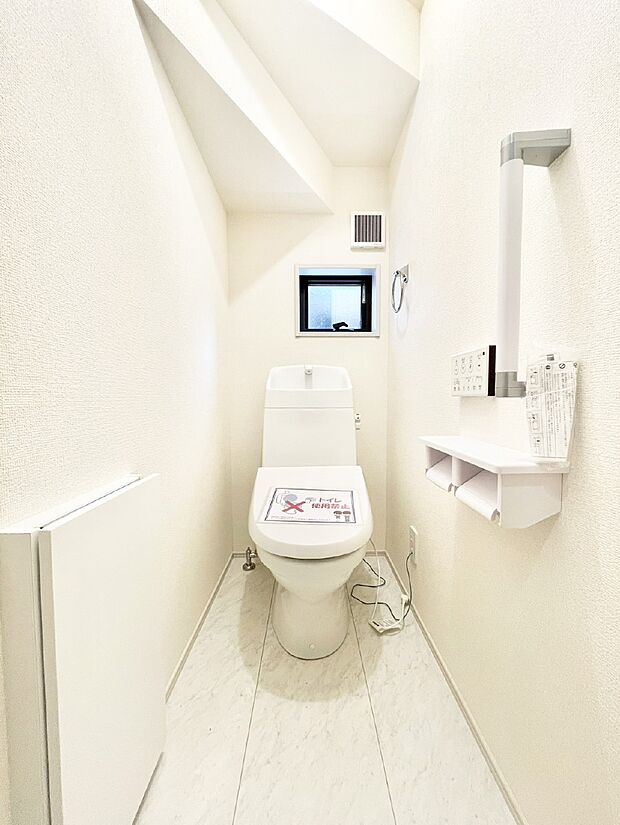 明るく清潔感のあるトイレです。