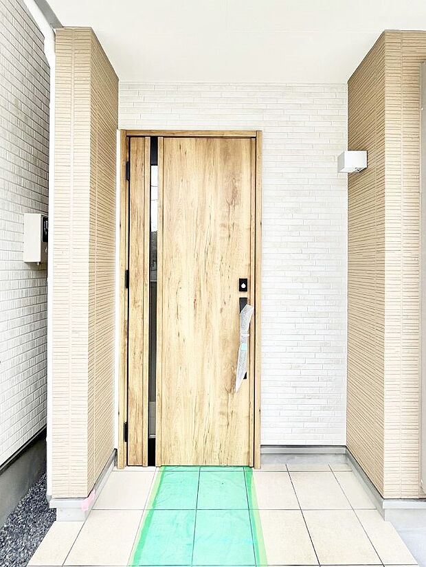大切な家族、来客を出迎える玄関。