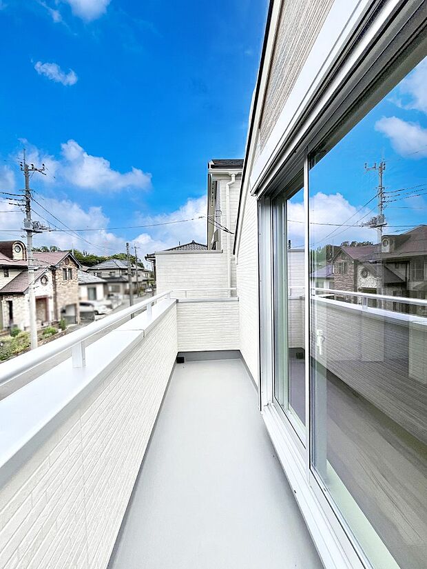 ゆったりバルコニーだから沢山お洗濯ものを干せます。