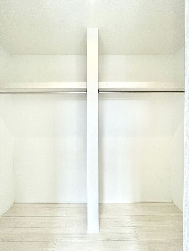 ウォークインクローゼット付きで生活空間を広く利用できます。