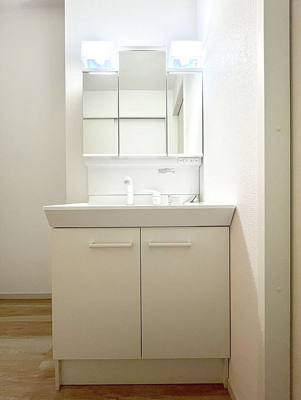 大きく見やすい三面鏡で清潔感ある洗面台は、身だしなみチェックや肌のお手入れにおすすめです。 
