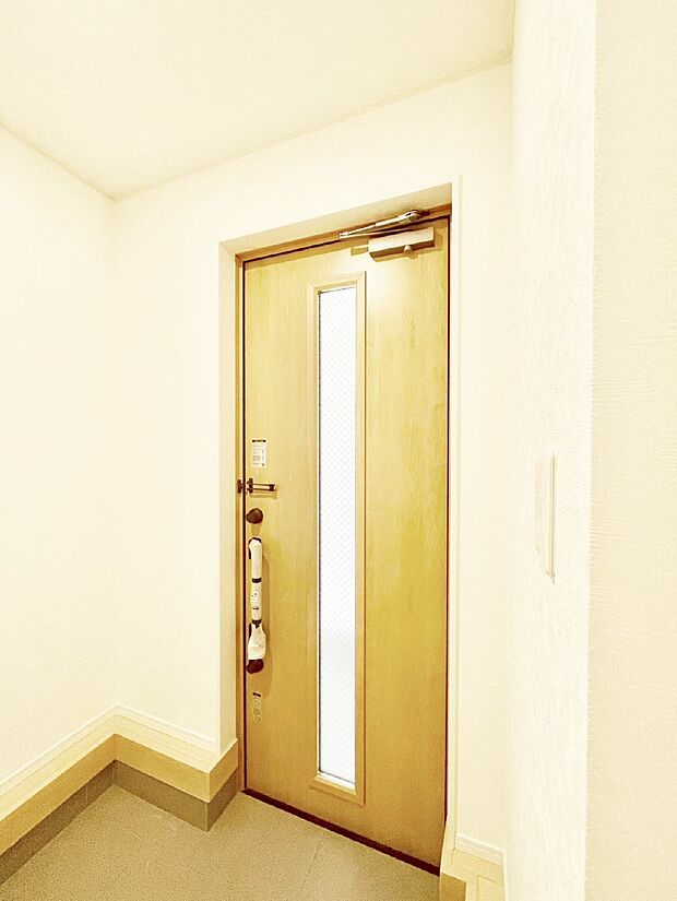 ガラススリットの入った玄関ドアが室内に光を届けてくれます
