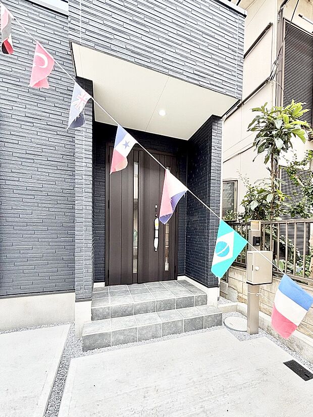 大切な家族、来客を出迎える玄関。