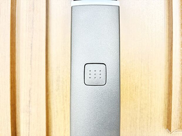 ボタンを押してかざすだけ！玄関ドアは電子キー仕様です。