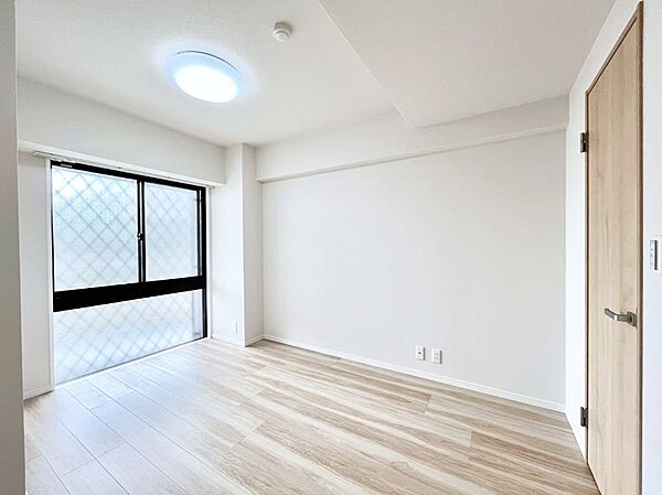 窓からのやさしい光が心地よいプライベートルーム
