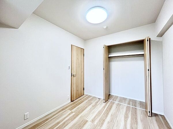 お子さまのお部屋としても！衣類の整理整頓に便利なクローゼット付きの洋室。