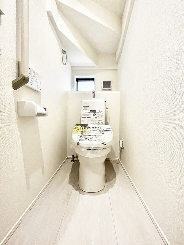 明るく清潔感のあるトイレです。