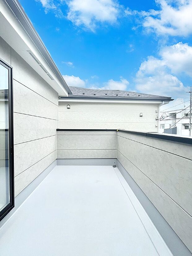 暖かな陽光が降り注ぐバルコニーはお洗濯におすすめ。爽やかな風も心地よいです。
