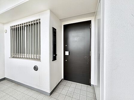 シンプルで落ち着いた雰囲気の玄関周り