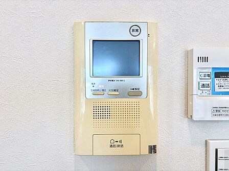 訪問者が一目でわかる安心のTVモニター付きインターホン。