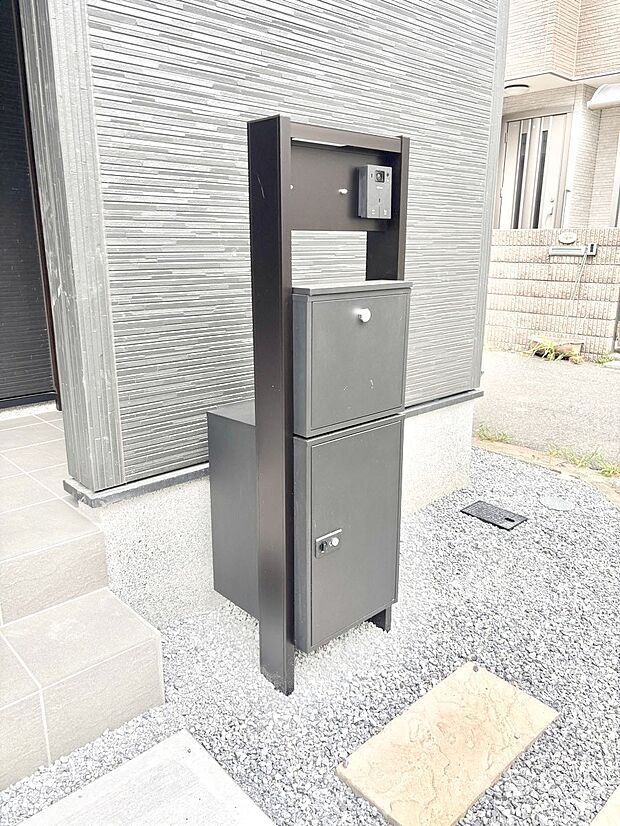 表札・インターホン・ポスト・宅配BOXをひとつに集約。エントランスになじむシンプルデザイン。