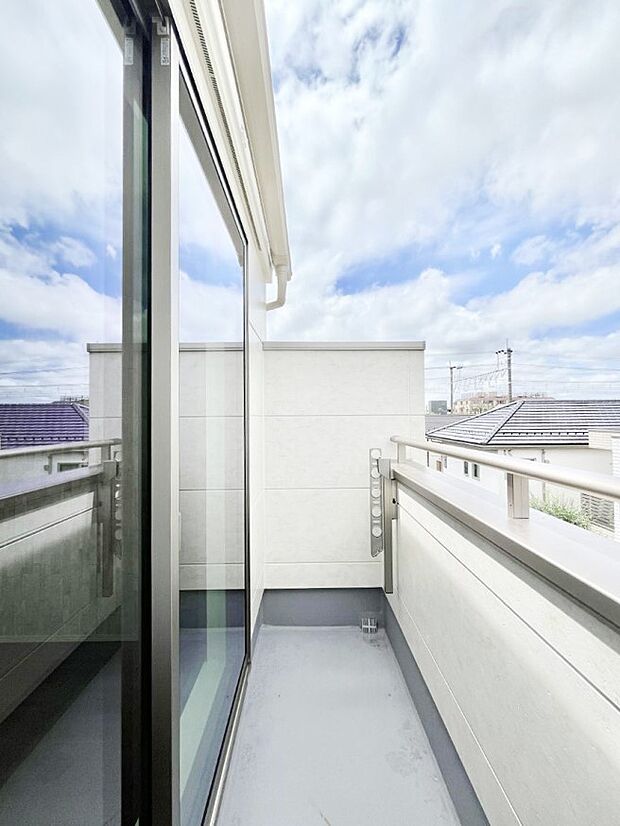 ゆったりバルコニーだから沢山お洗濯ものを干せます。