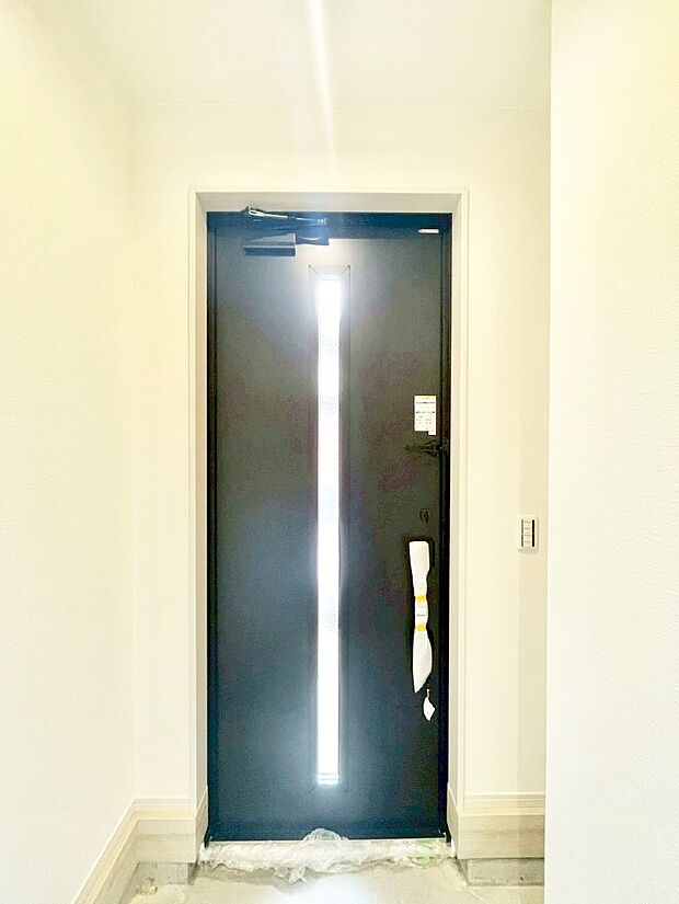 明るい陽光が入り込む玄関。ご家族の靴もスッキリ収納できる玄関収納付き!