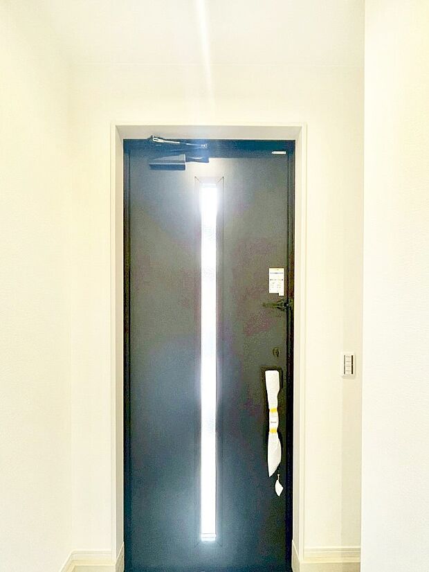 明るい陽光が入り込む玄関。ご家族の靴もスッキリ収納できる玄関収納付き!