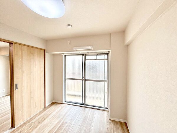 窓からのやさしい光が心地よいプライベートルーム