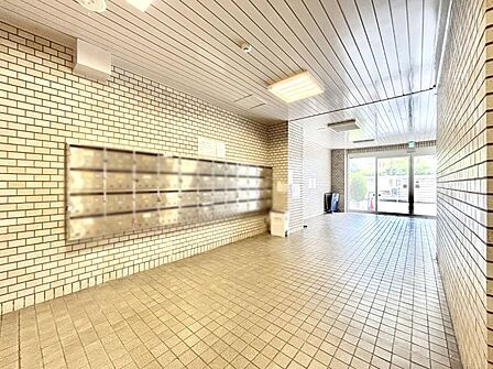 ポストはエントランス内にあるので雨に濡れず郵便が受け取れますね!