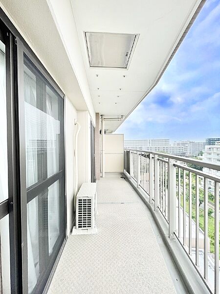 お部屋に開放感と採光をプラスしてくれるバルコニー