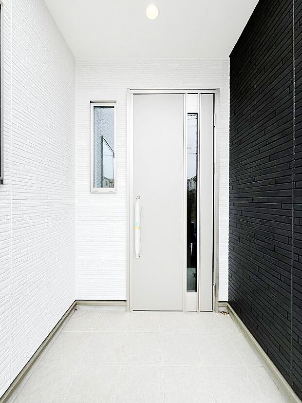住まいの顔を演出する、玄関ドア。