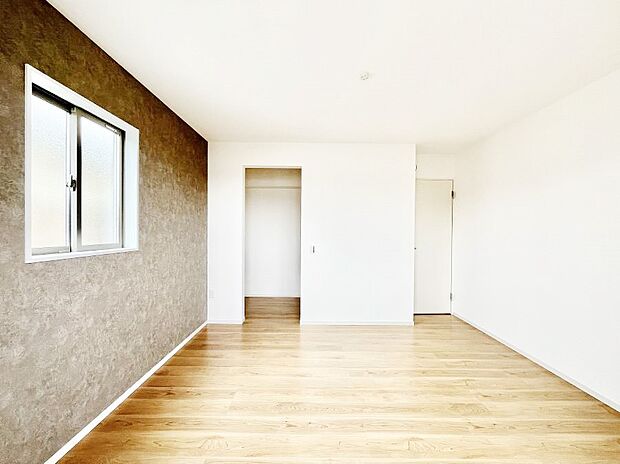 大容量の収納力が嬉しいWIC付きのお部屋でゆったりリラックスタイムが過ごせます!