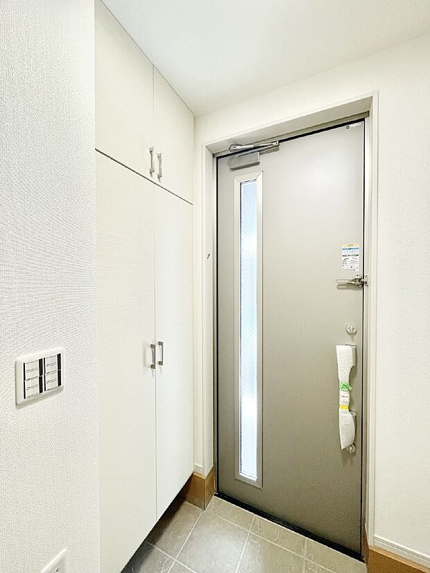 ガラススリットの入った玄関ドアが室内に光を届けてくれます