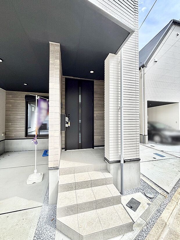 大切な家族、来客を出迎える玄関。玄関前は屋根付きで雨が降っていても濡れにくいです。