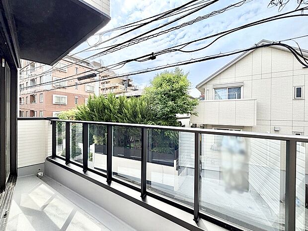 バルコニーはうれしい2ヶ所付き。お洗濯物やお布団をたっぷり干せます。