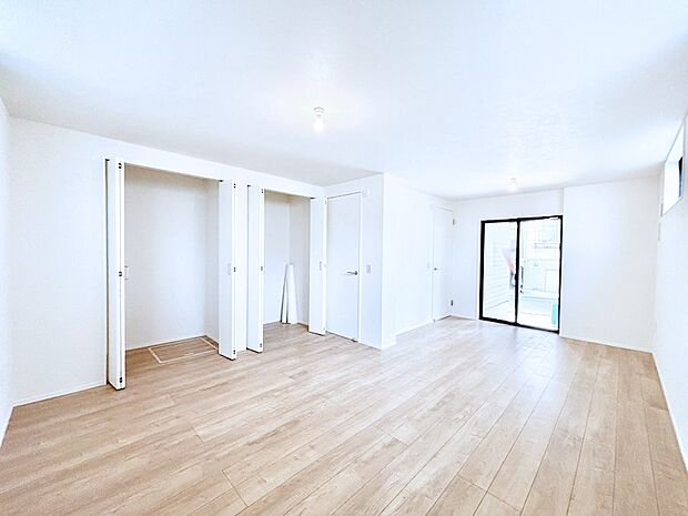 2部屋にすることもできる1階11帖の洋室。