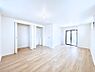 室内：2部屋にすることもできる1階11帖の洋室。