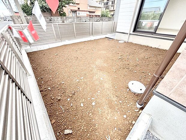 ガーデニングや家庭菜園も楽しめるお庭付き。