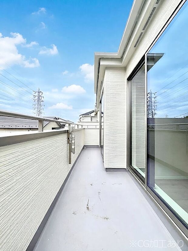 暖かな陽光が降り注ぐバルコニーはお洗濯におすすめ。爽やかな風も心地よいです。 