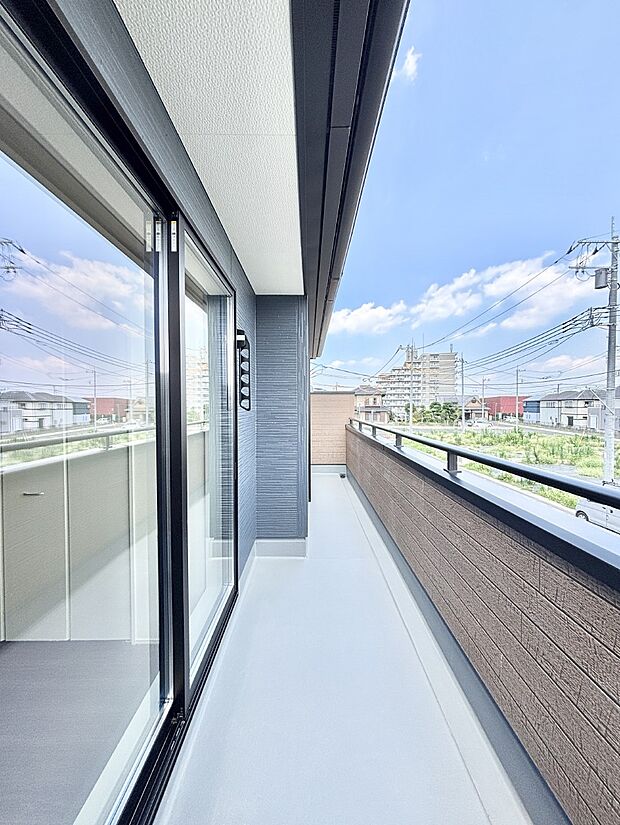 暖かな陽光が降り注ぐバルコニーはお洗濯におすすめ。爽やかな風も心地よいです。